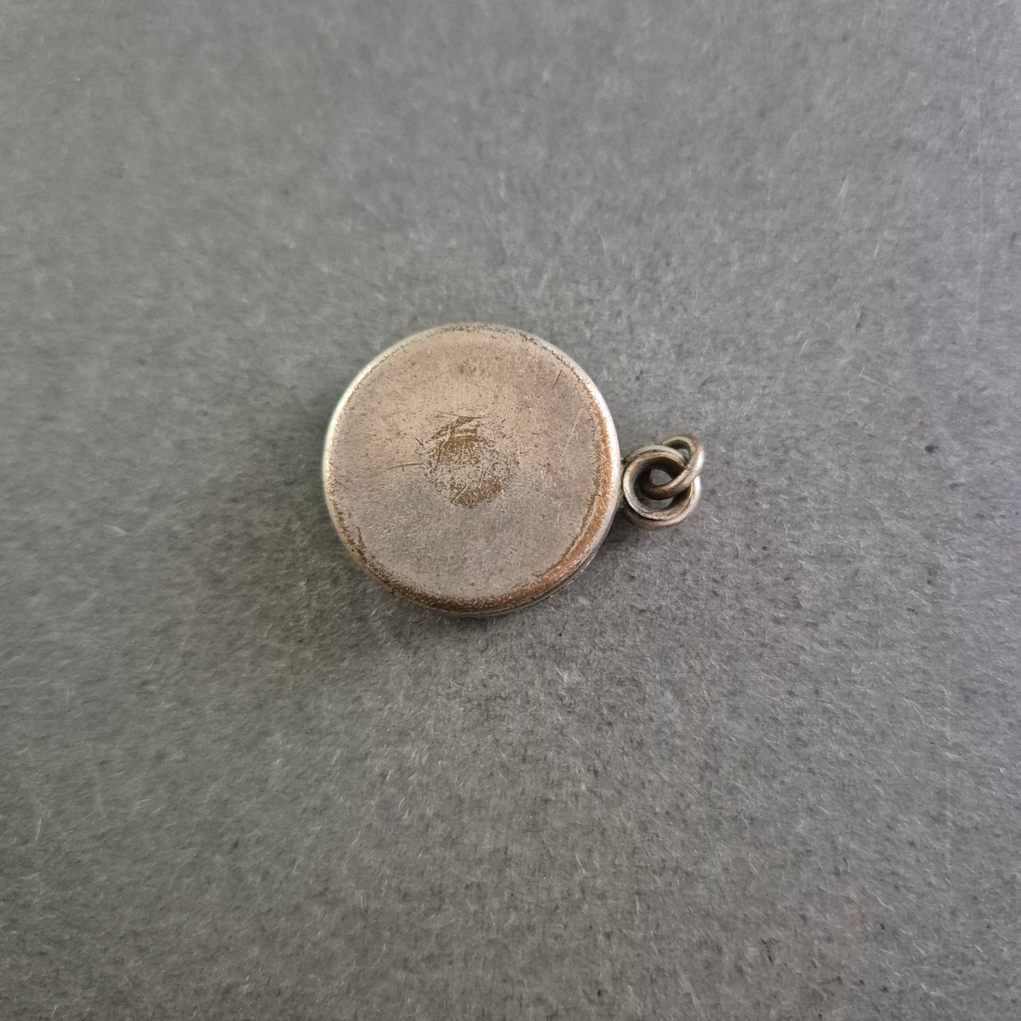 Antikes Medaillon mit Floralmotiv – Rundanhänger mit historischem Foto