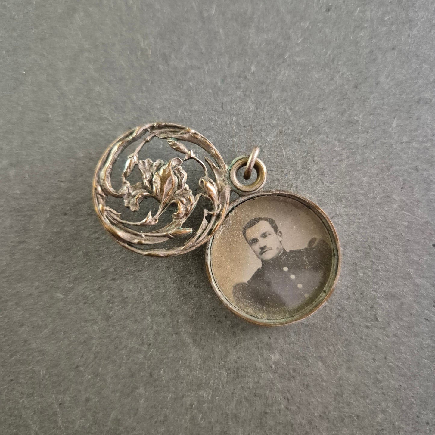 Antikes Medaillon mit Floralmotiv – Rundanhänger mit historischem Foto