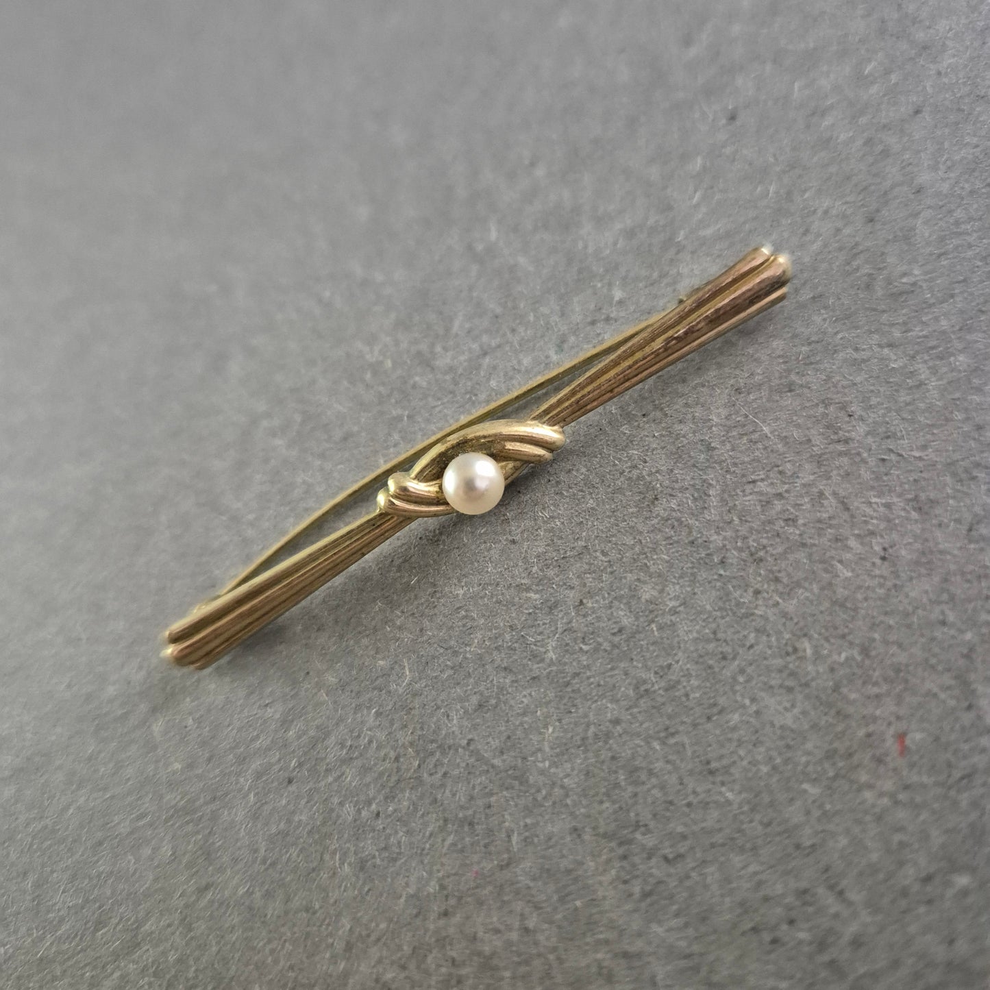 Vintage Anstecknadel mit echter Perle – Schlichte Eleganz im Retro-Stil