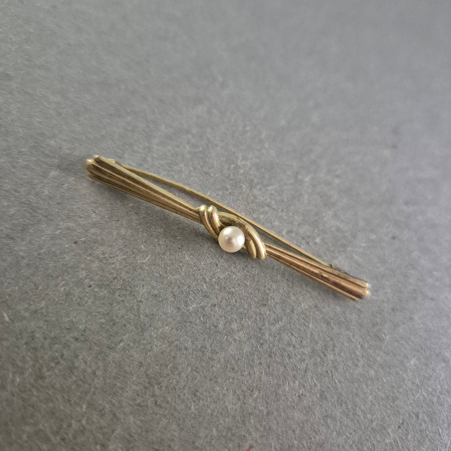 Vintage Anstecknadel mit echter Perle – Schlichte Eleganz im Retro-Stil