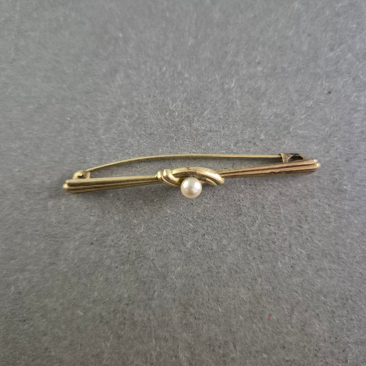 Vintage Anstecknadel mit echter Perle – Schlichte Eleganz im Retro-Stil