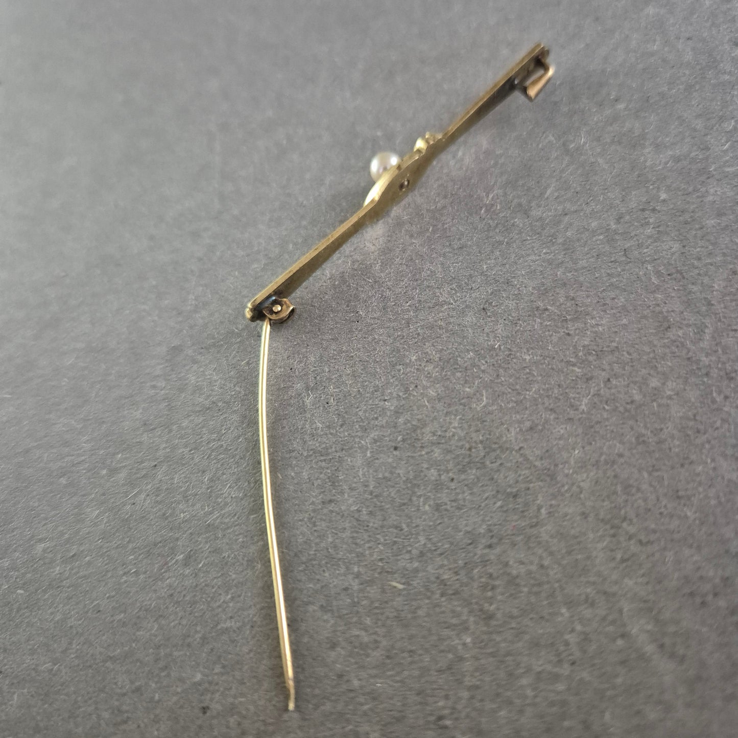 Vintage Anstecknadel mit echter Perle – Schlichte Eleganz im Retro-Stil