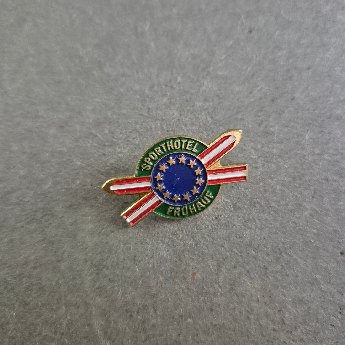 Vintage Anstecknadel Sporthotel Frühauf – Sammlerstück aus Österreich