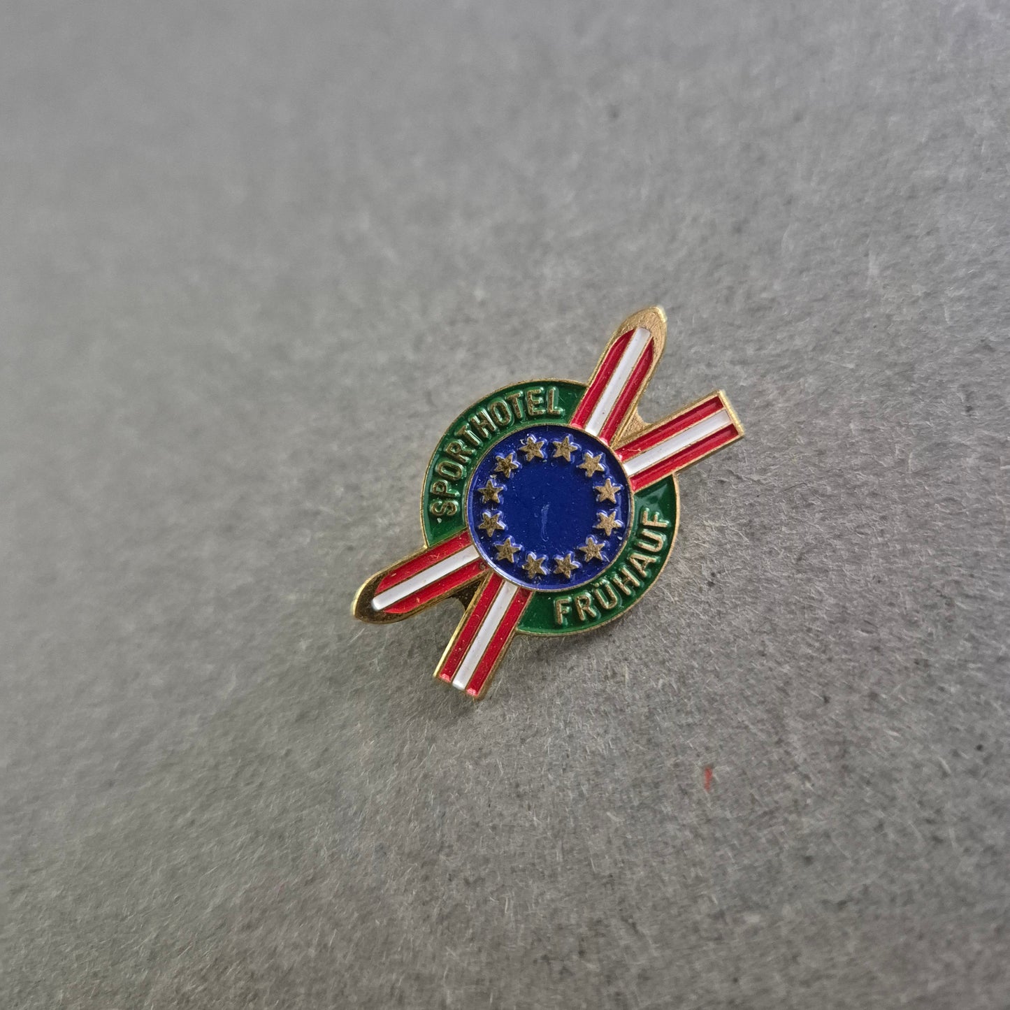 Vintage Anstecknadel Sporthotel Frühauf – Sammlerstück aus Österreich