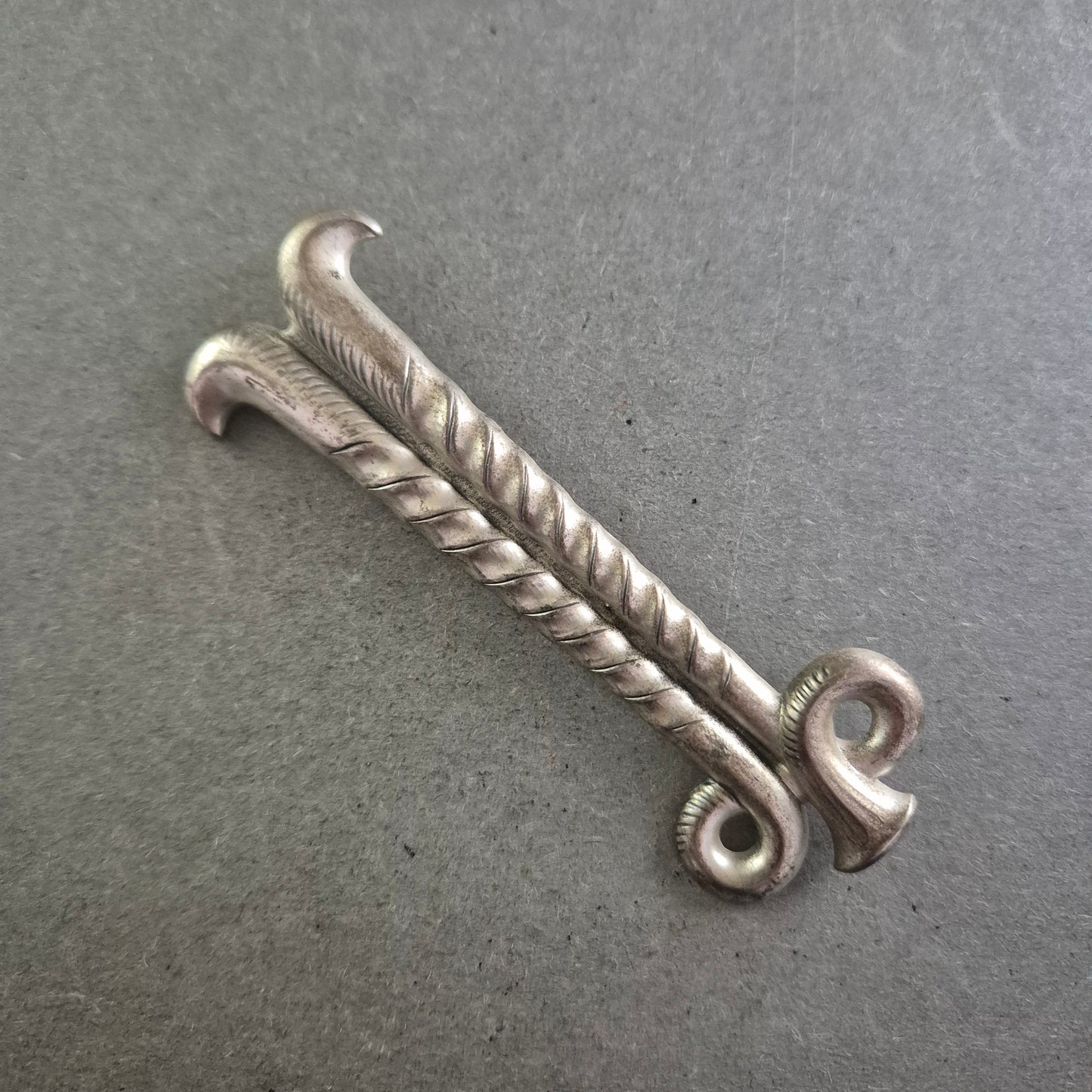 Vintage Silberbrosche – Historische Ski-Designnadel aus den 1950ern