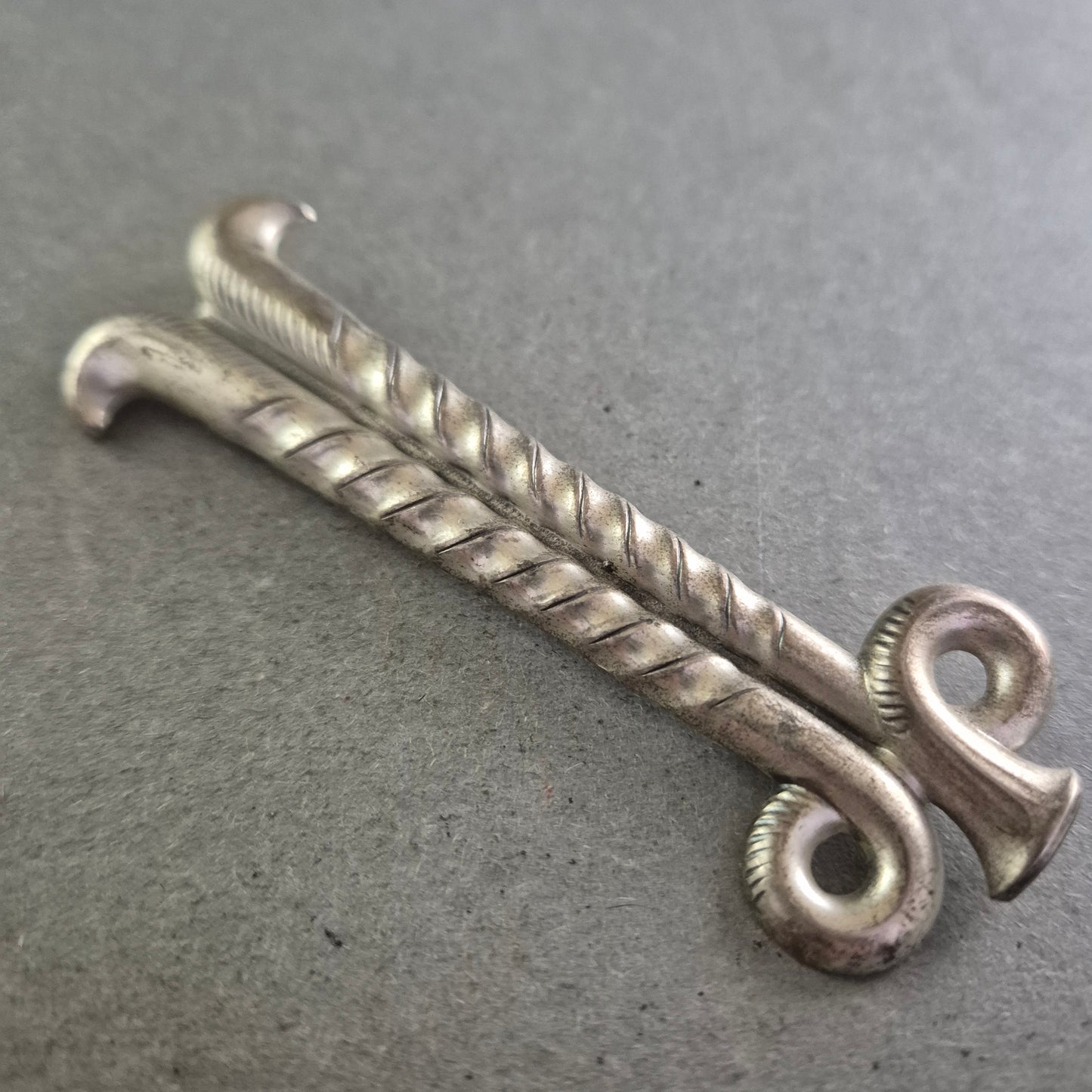 Vintage Silberbrosche – Historische Ski-Designnadel aus den 1950ern