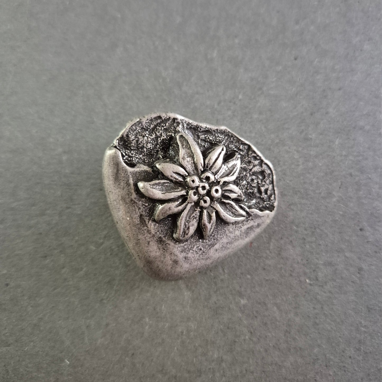 Trachtenknopf mit Edelweiß-Motiv – Rustikaler Charme aus Metall
