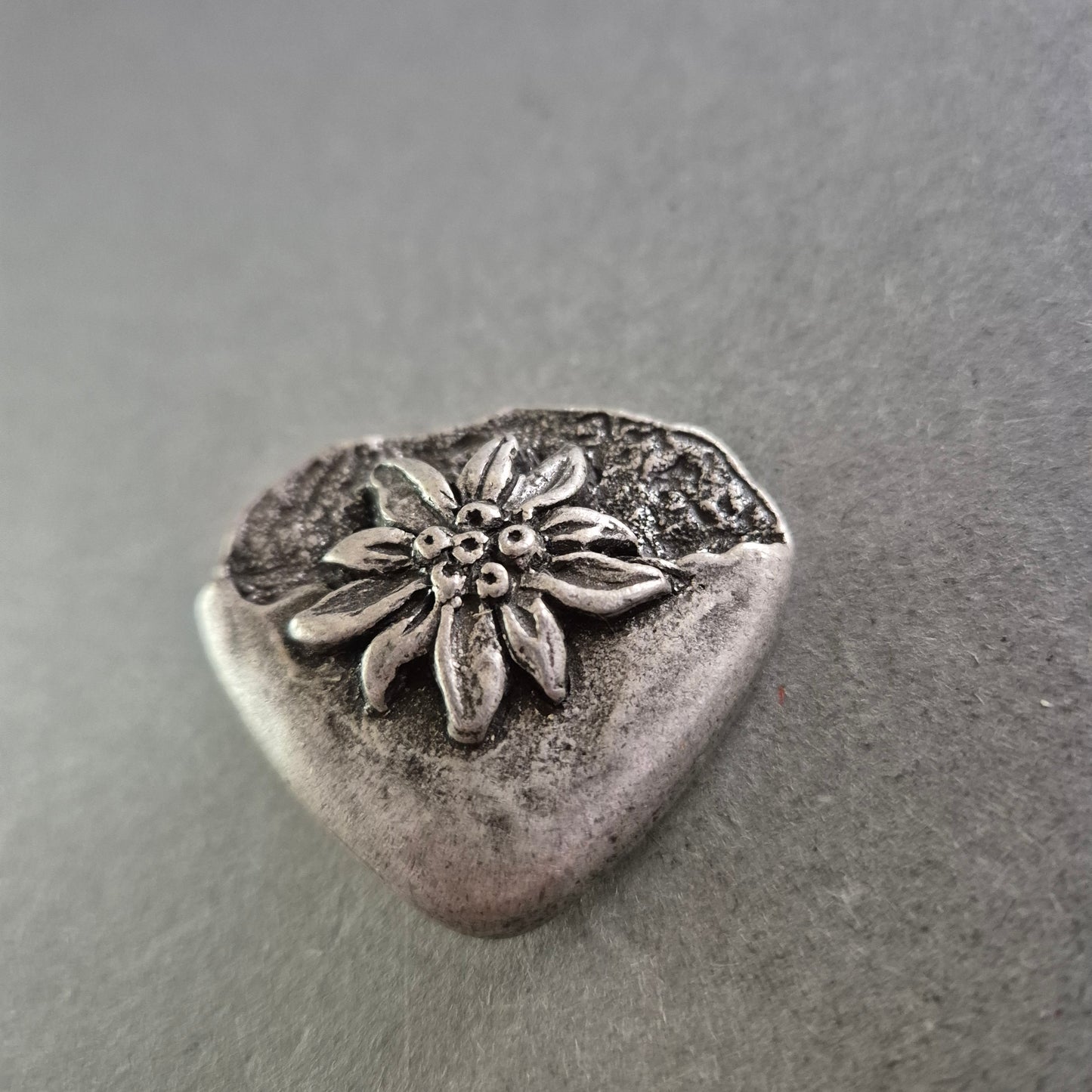 Trachtenknopf mit Edelweiß-Motiv – Rustikaler Charme aus Metall