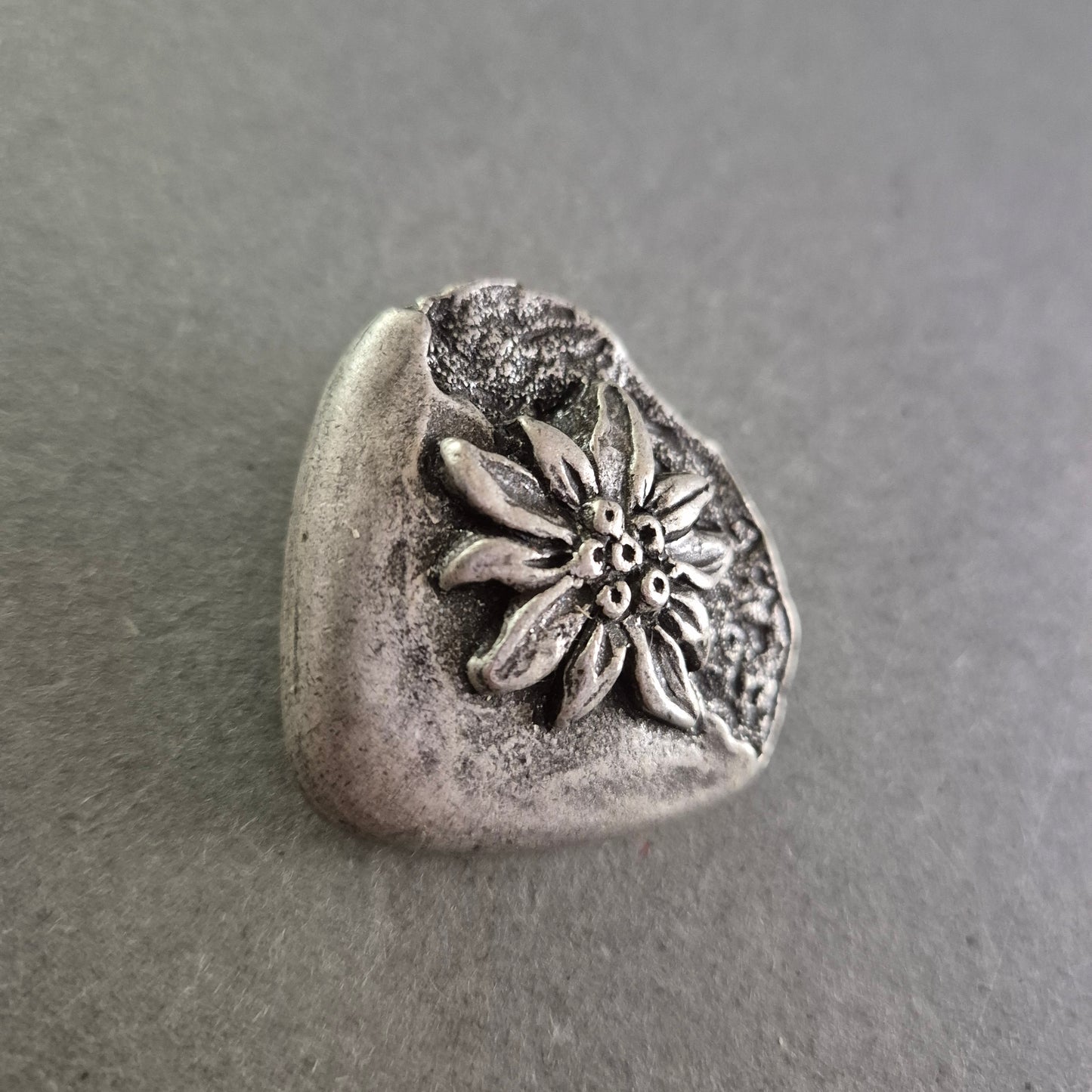 Trachtenknopf mit Edelweiß-Motiv – Rustikaler Charme aus Metall