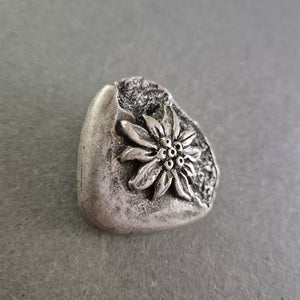Trachtenknopf mit Edelweiß-Motiv – Rustikaler Charme aus Metall