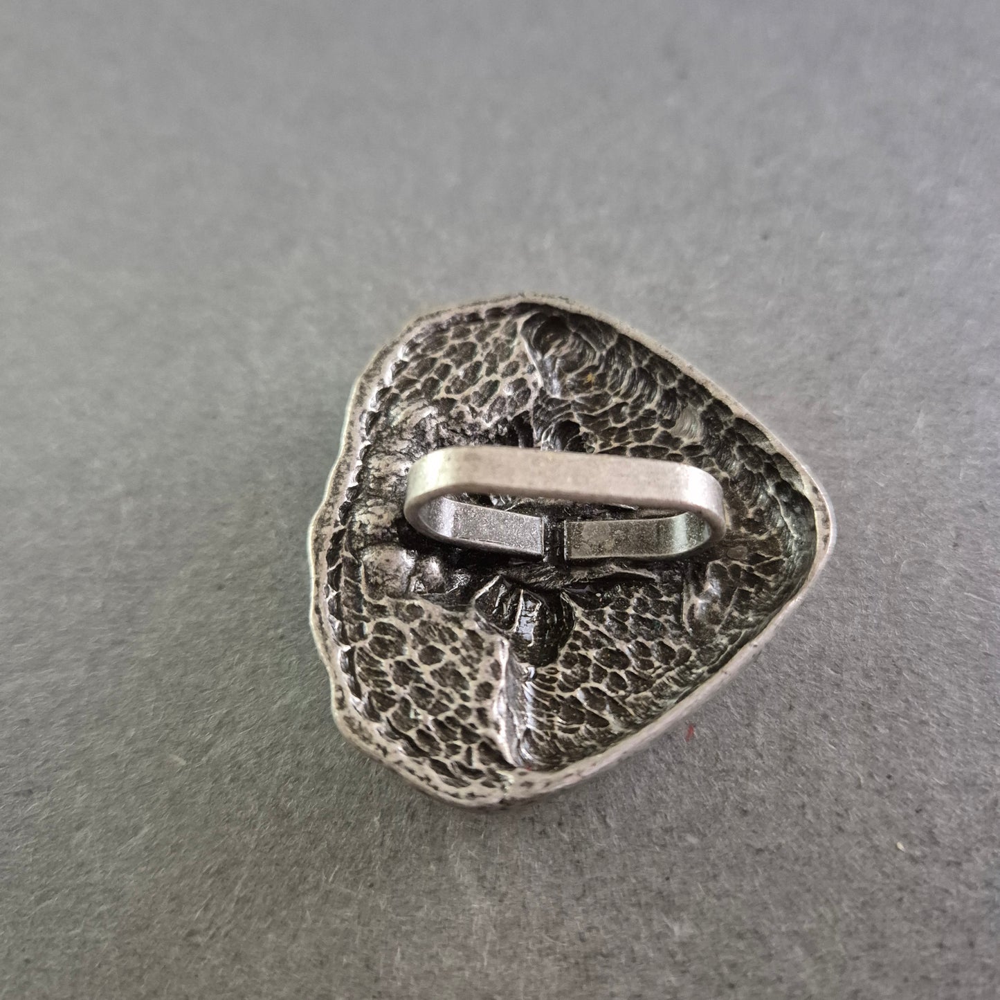 Trachtenknopf mit Edelweiß-Motiv – Rustikaler Charme aus Metall