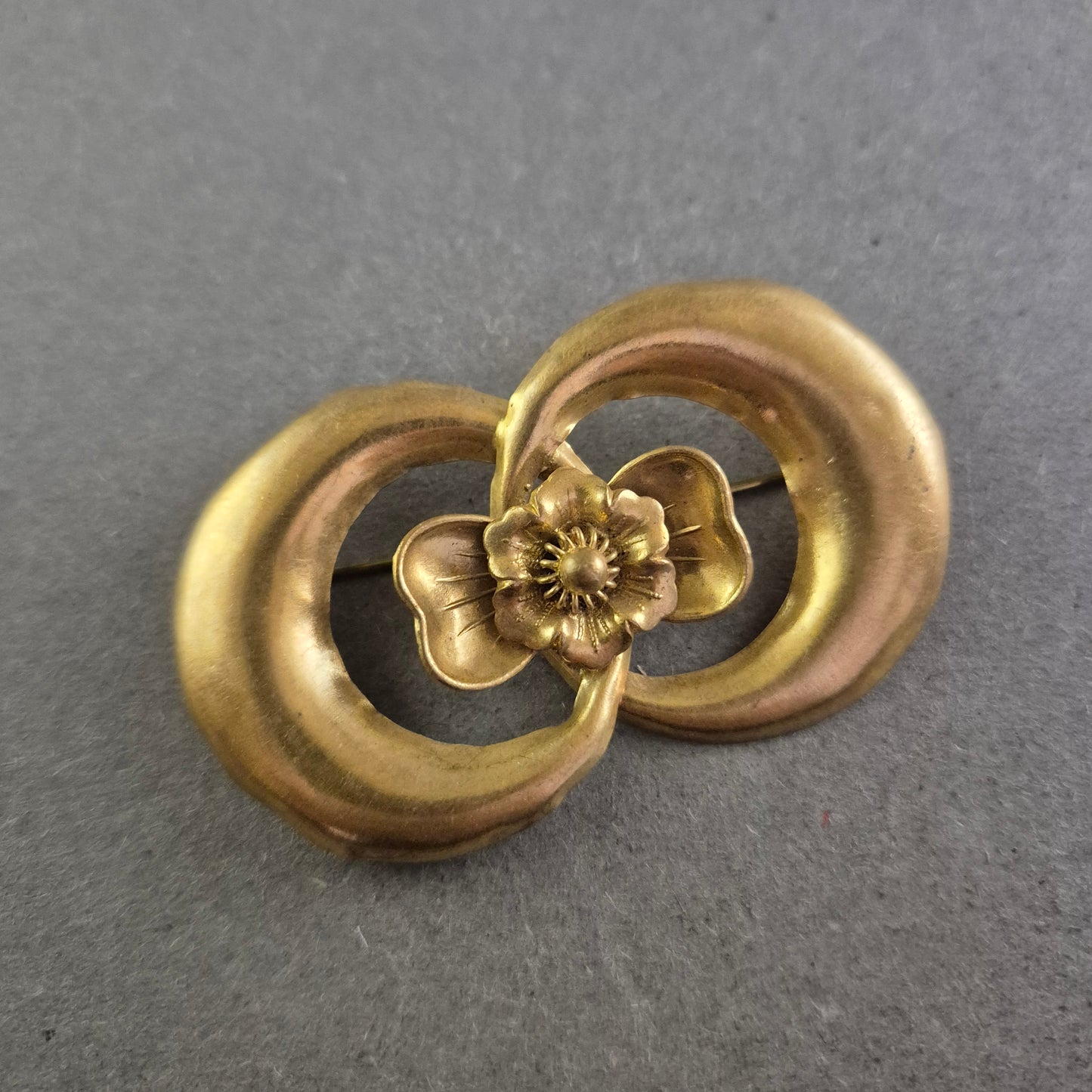 Antike Messingbrosche mit floraler Jugendstil-Verzierung