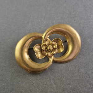 Antike Messingbrosche mit floraler Jugendstil-Verzierung