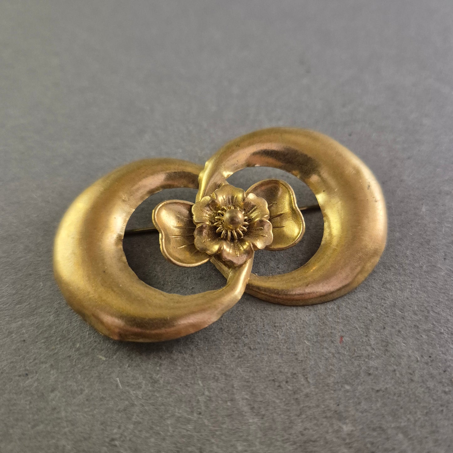 Antike Messingbrosche mit floraler Jugendstil-Verzierung