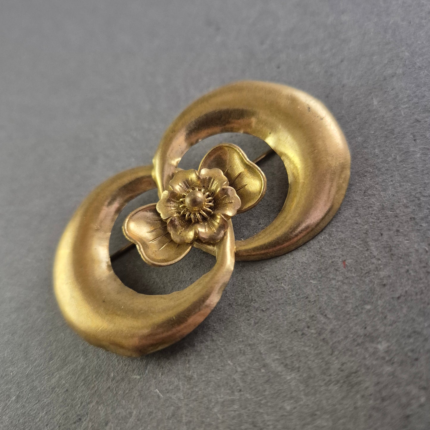 Antike Messingbrosche mit floraler Jugendstil-Verzierung