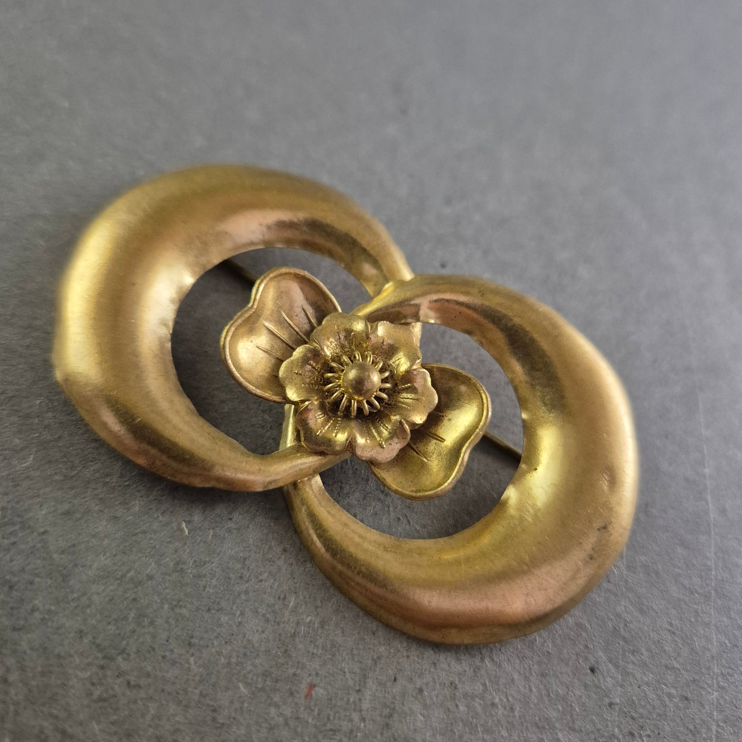 Antike Messingbrosche mit floraler Jugendstil-Verzierung