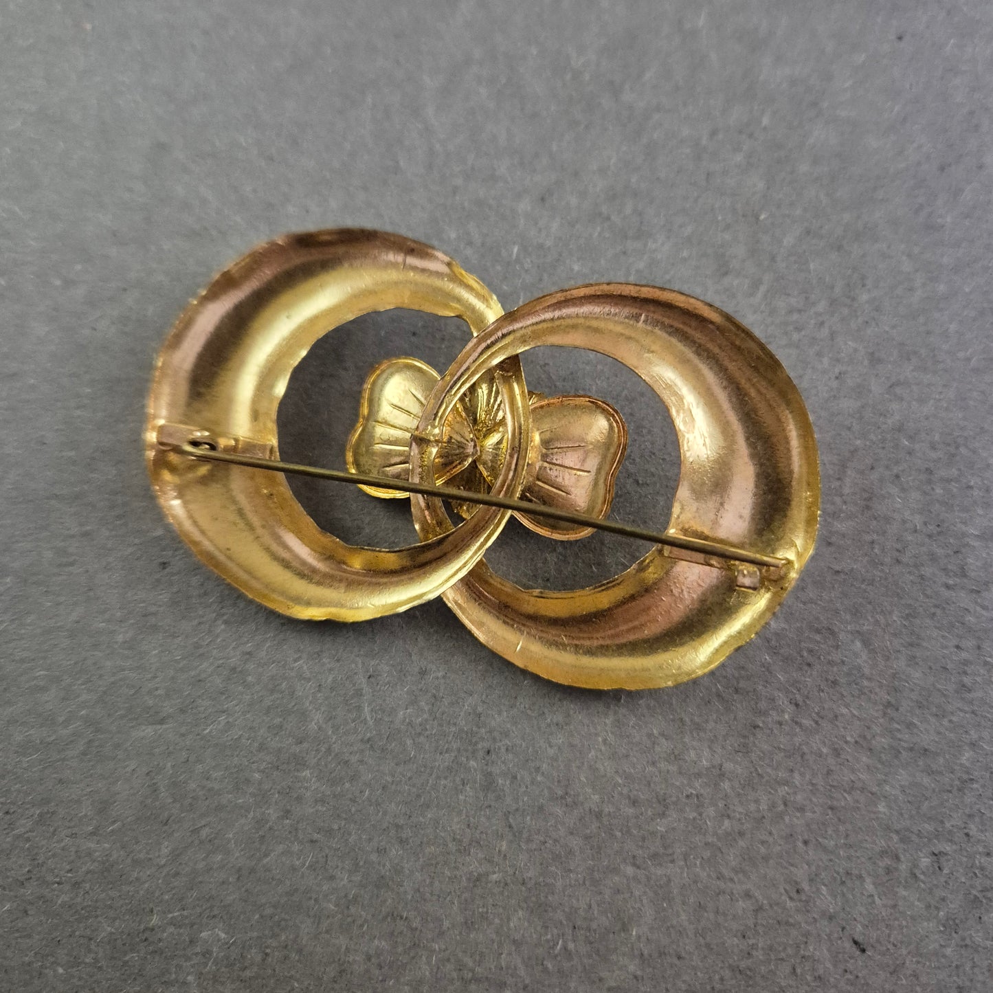 Antike Messingbrosche mit floraler Jugendstil-Verzierung