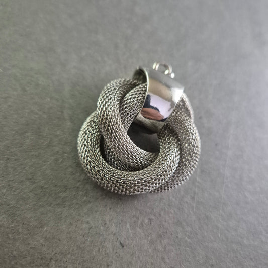 Moderner Anhänger aus Metallgeflecht im Knotendesign
