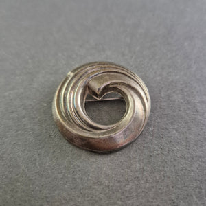 Vintage Brosche im Kreisdesign mit Herzschwung – Modernist Stil