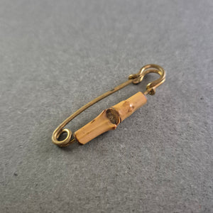 Vintage Sicherheitsnadel mit Bambus-Element – Exotisches Accessoire