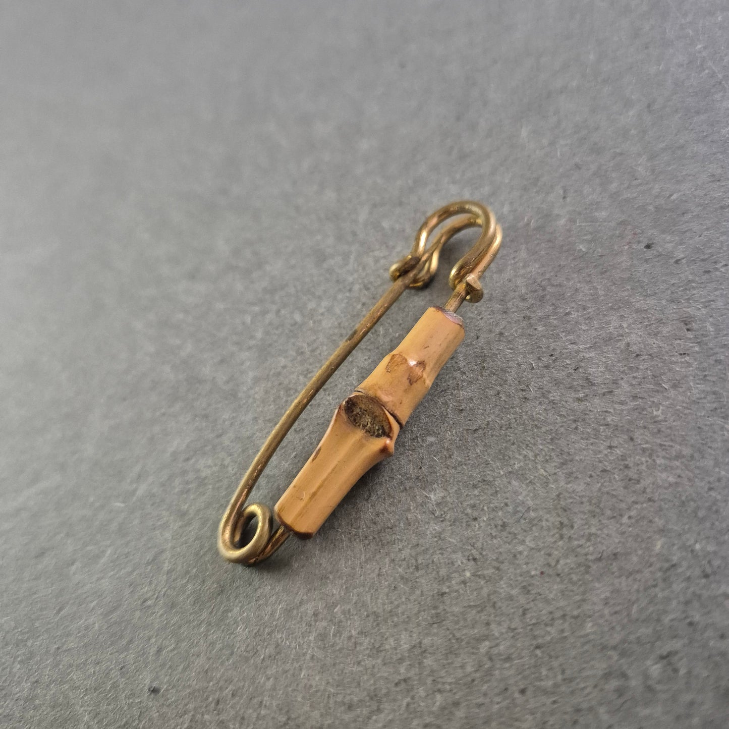 Vintage Sicherheitsnadel mit Bambus-Element – Exotisches Accessoire