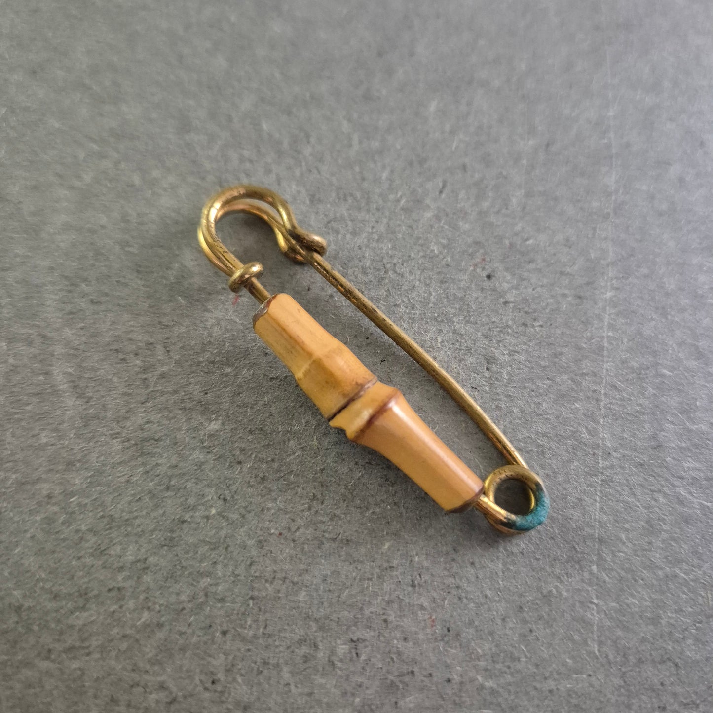 Vintage Sicherheitsnadel mit Bambus-Element – Exotisches Accessoire