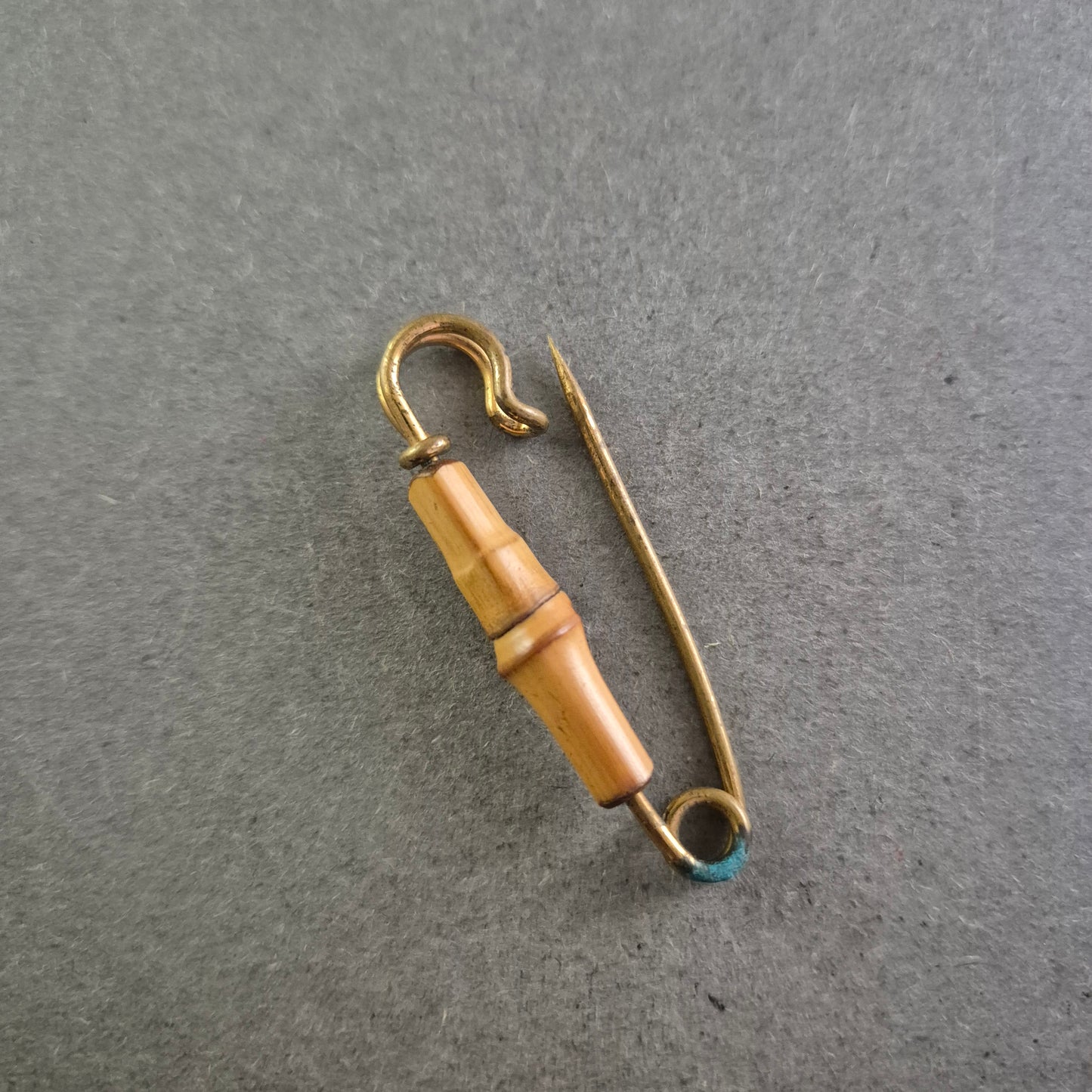 Vintage Sicherheitsnadel mit Bambus-Element – Exotisches Accessoire
