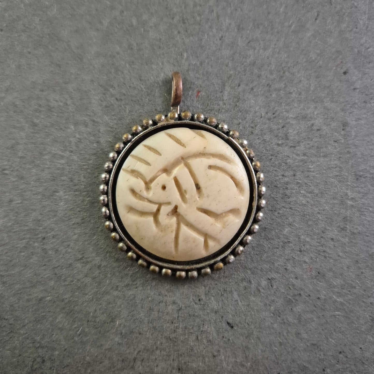 Vintage Anhänger mit Elefantenmotiv – Ethno-Stil mit Perlrand