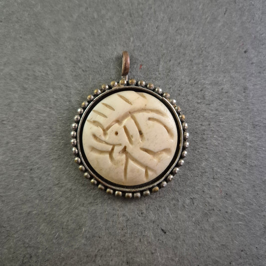 Vintage Anhänger mit Elefantenmotiv – Ethno-Stil mit Perlrand