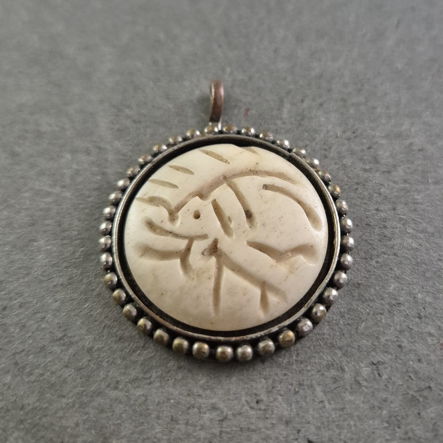 Vintage Anhänger mit Elefantenmotiv – Ethno-Stil mit Perlrand