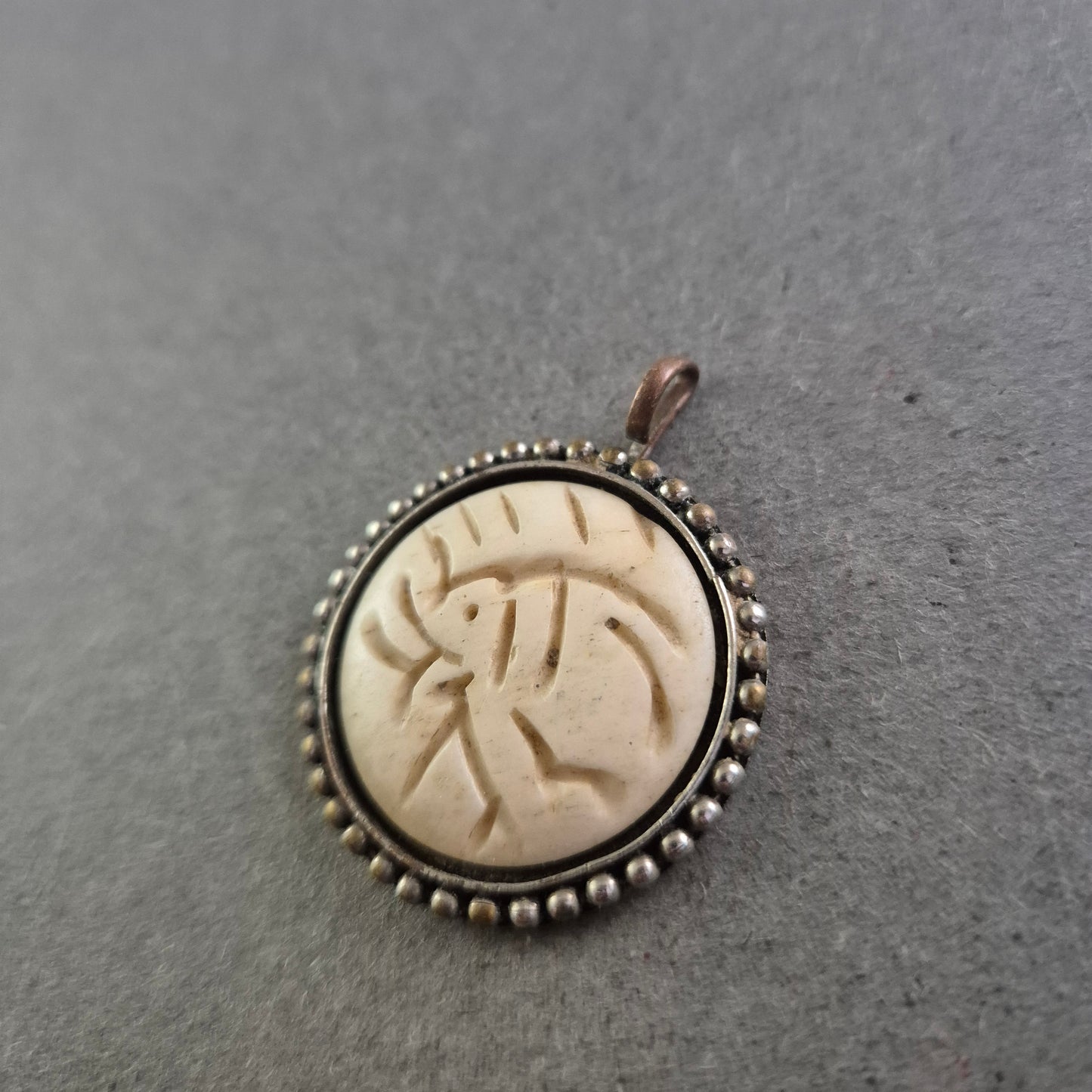 Vintage Anhänger mit Elefantenmotiv – Ethno-Stil mit Perlrand