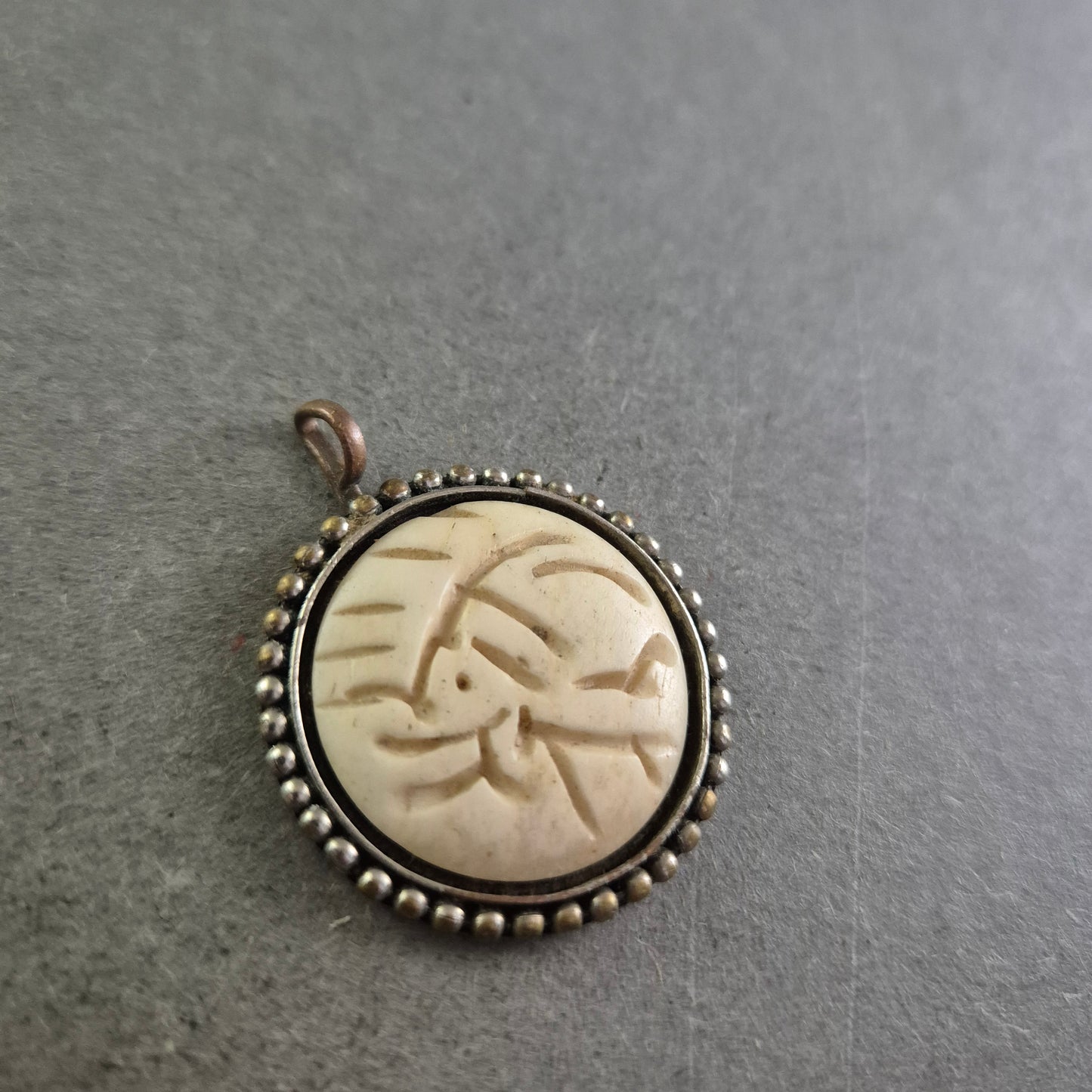 Vintage Anhänger mit Elefantenmotiv – Ethno-Stil mit Perlrand