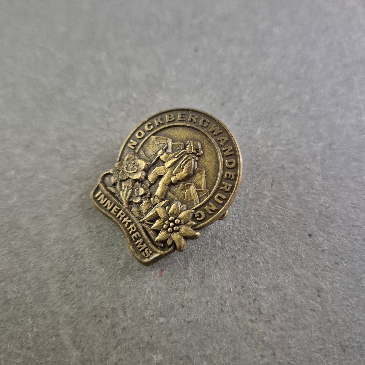 Alte Wandernadel „Nockbergwanderung Innerkrems“ – Sammlerstück