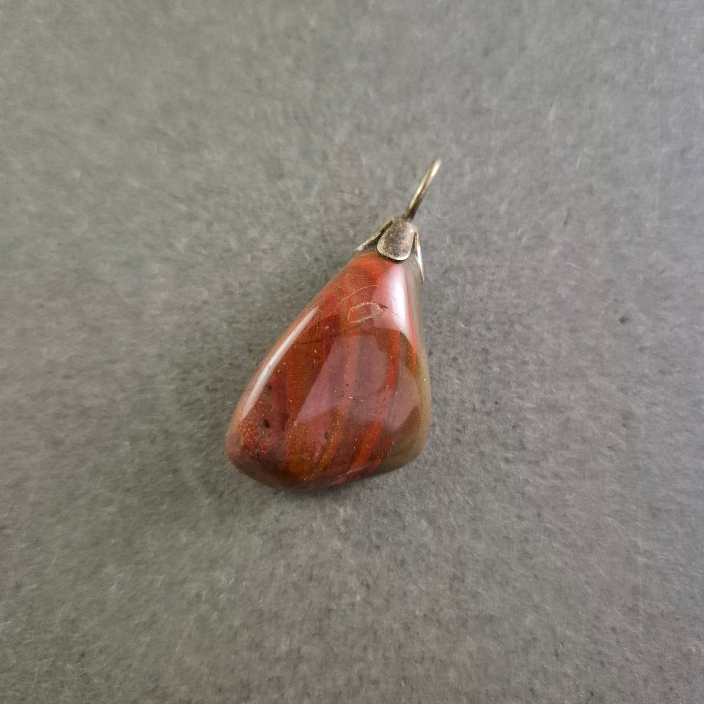 Anhänger mit poliertem Jaspis – Naturstein in Tropfenform