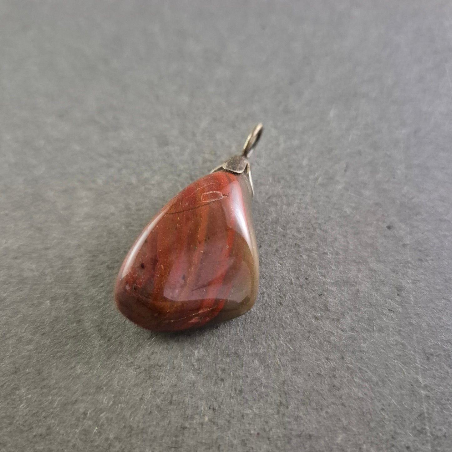 Anhänger mit poliertem Jaspis – Naturstein in Tropfenform