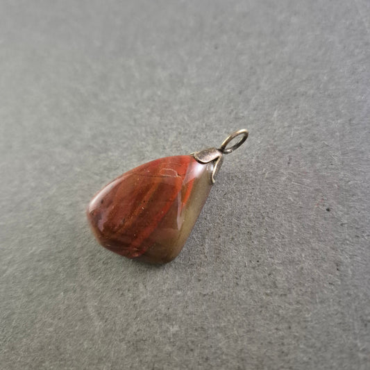 Anhänger mit poliertem Jaspis – Naturstein in Tropfenform