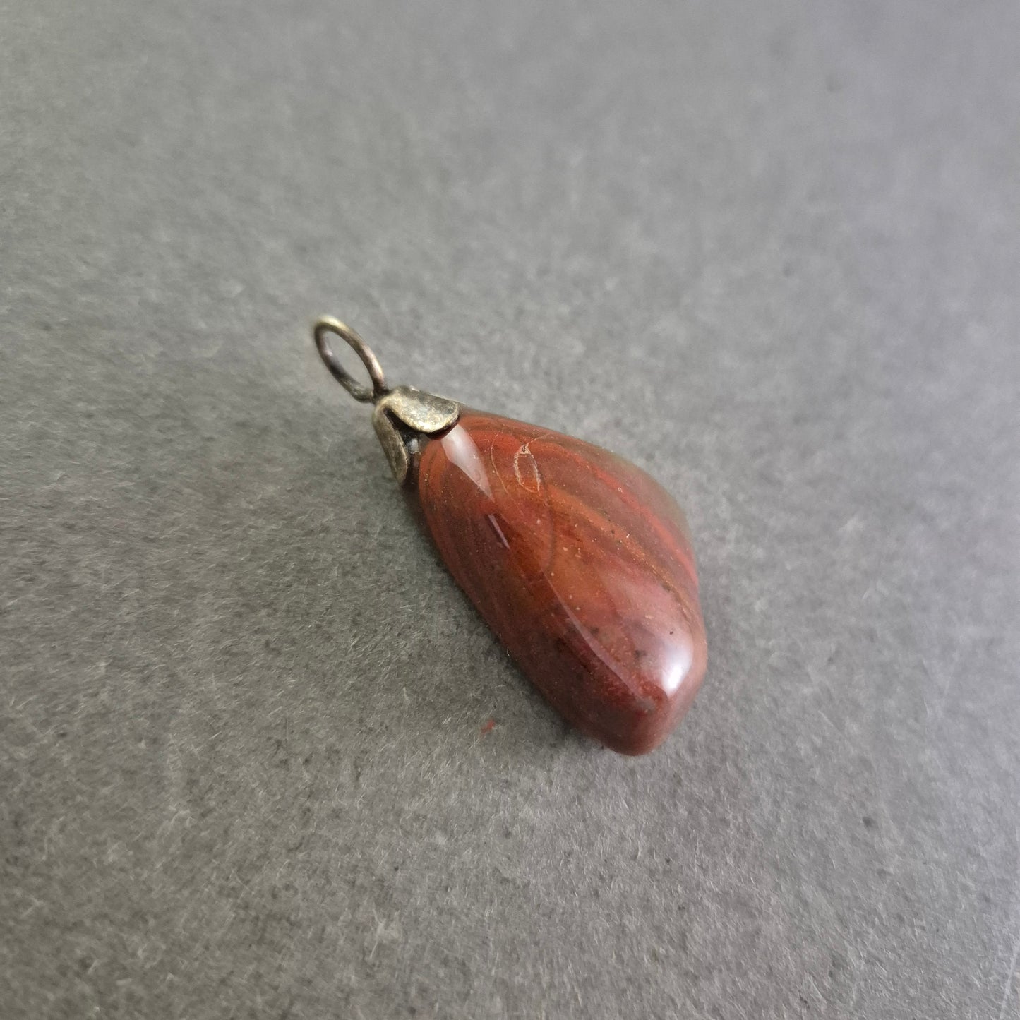 Anhänger mit poliertem Jaspis – Naturstein in Tropfenform