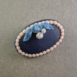 Romantische Brosche im Kameestil – Blütenmotiv in Pastellfarben