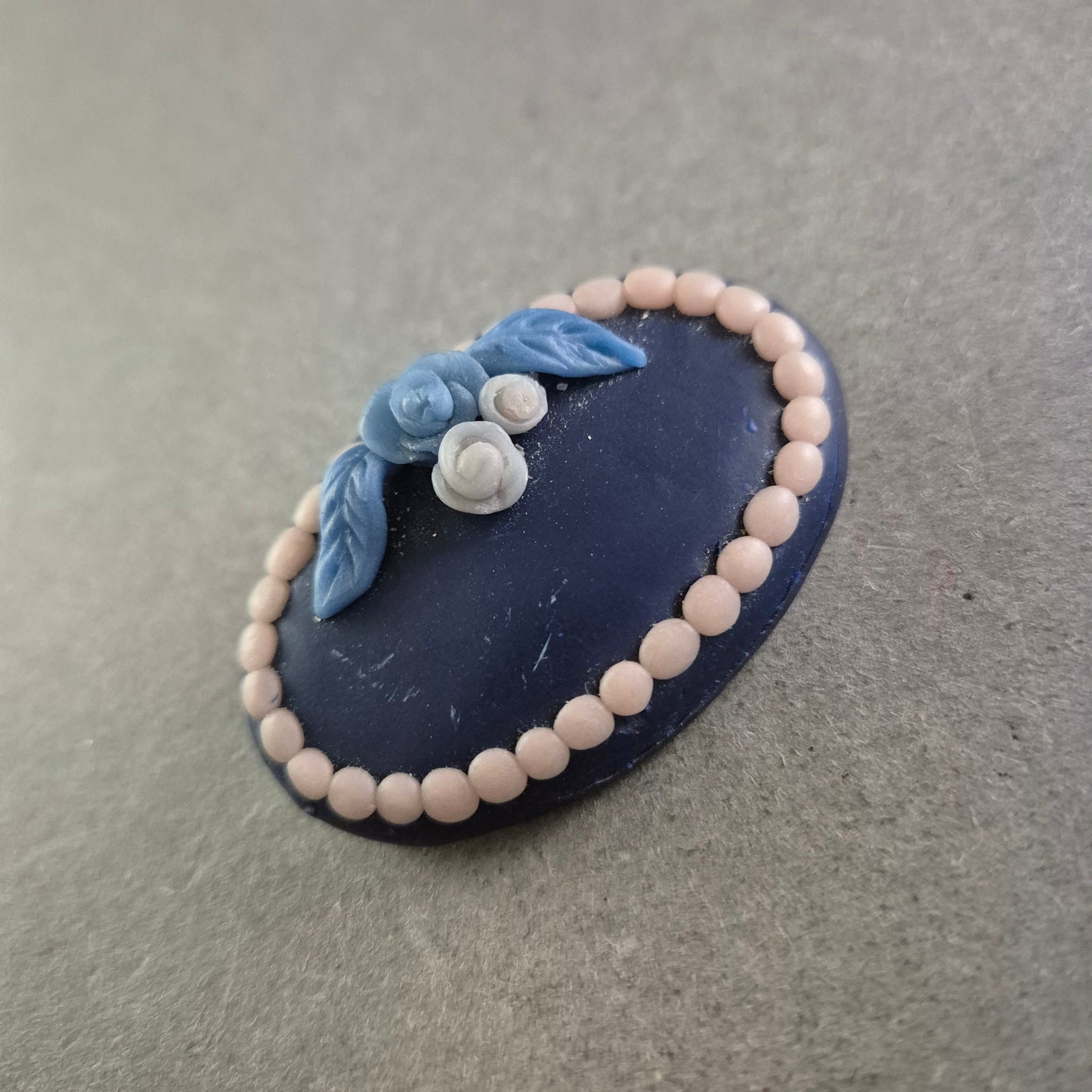 Romantische Brosche im Kameestil – Blütenmotiv in Pastellfarben