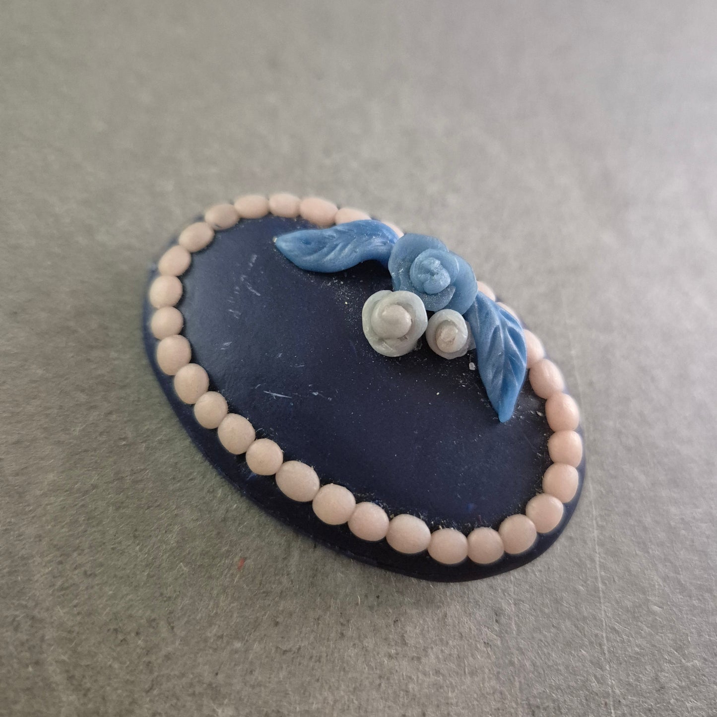 Romantische Brosche im Kameestil – Blütenmotiv in Pastellfarben