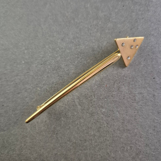 Moderne goldfarbene Brosche in Pfeilform mit Strassakzenten