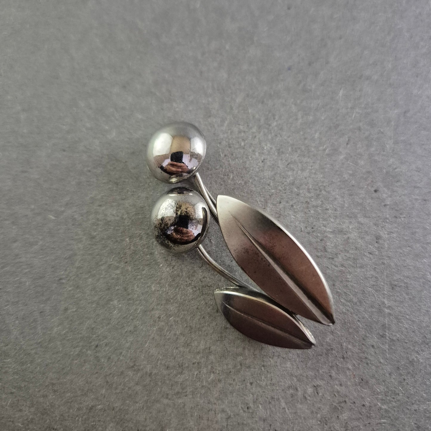 Vintage Silberbrosche mit Kirschmotiv – Skandinavisches Design