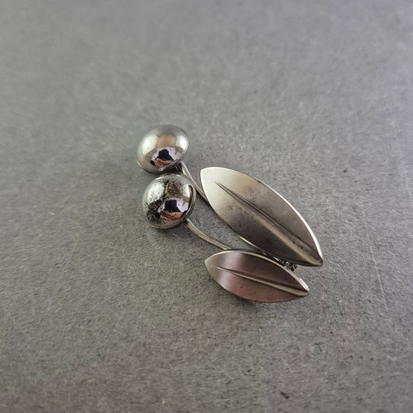 Vintage Silberbrosche mit Kirschmotiv – Skandinavisches Design