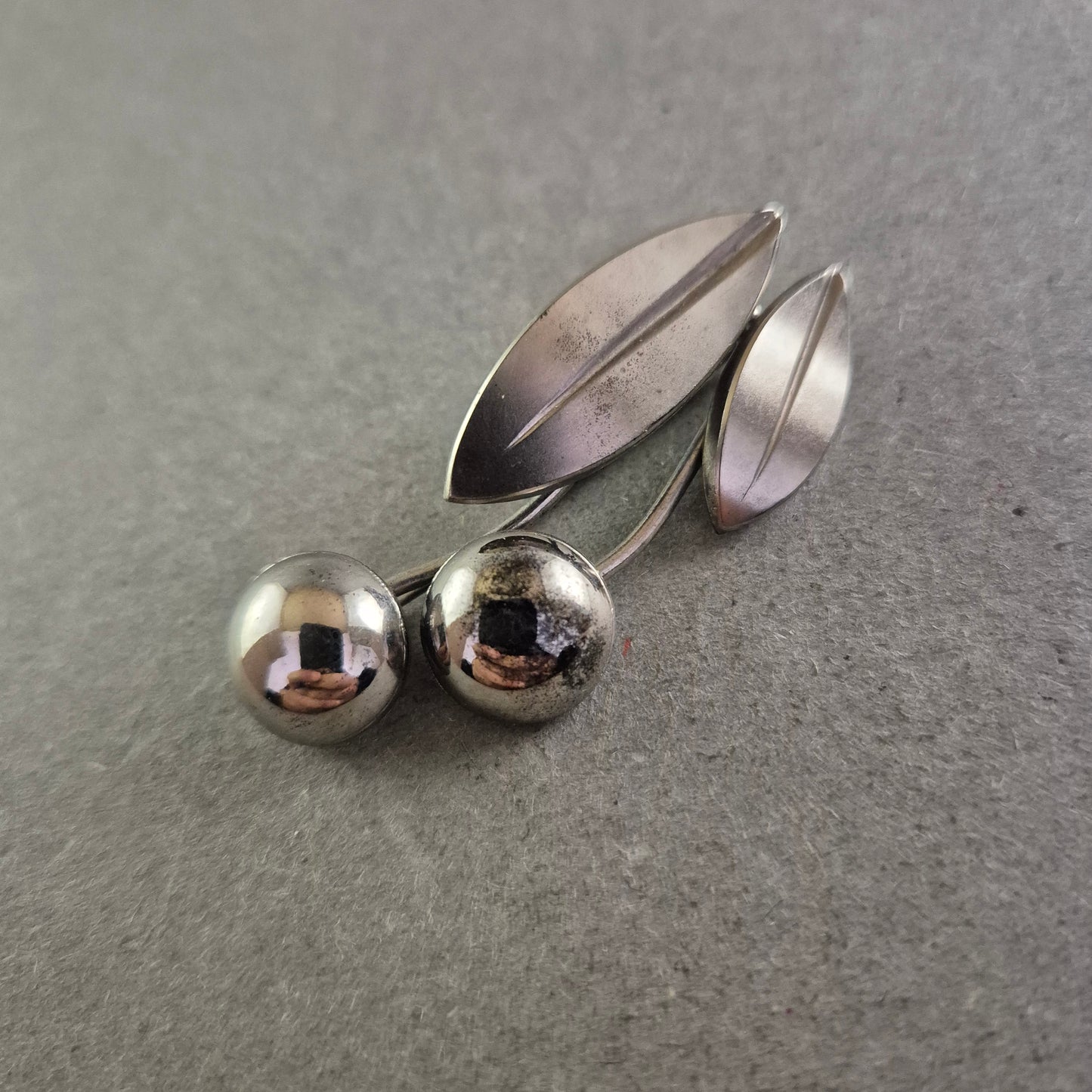 Vintage Silberbrosche mit Kirschmotiv – Skandinavisches Design