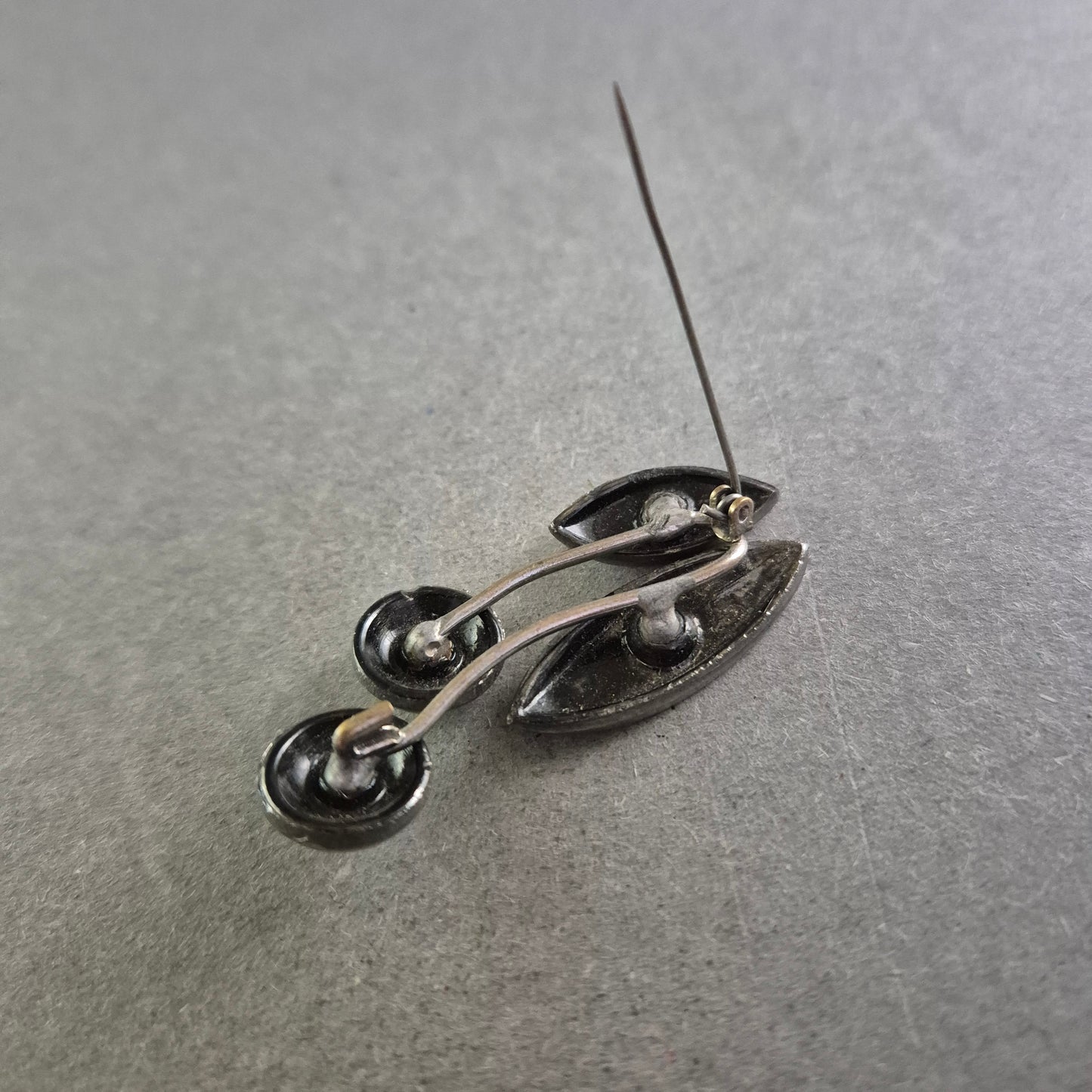 Vintage Silberbrosche mit Kirschmotiv – Skandinavisches Design