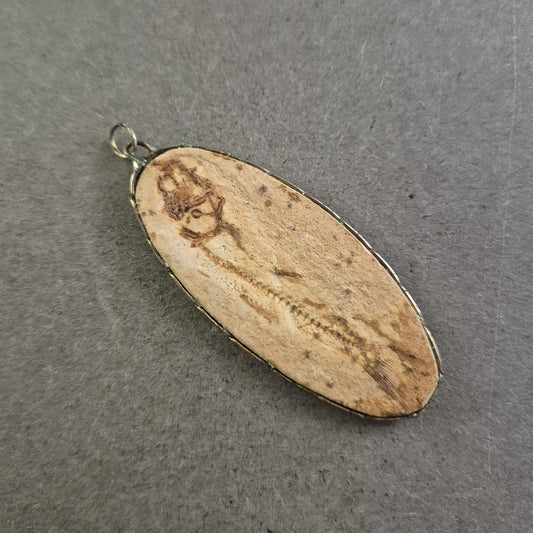 Vintage Fossilien-Anhänger – Oval mit Fischfossil auf Stein
