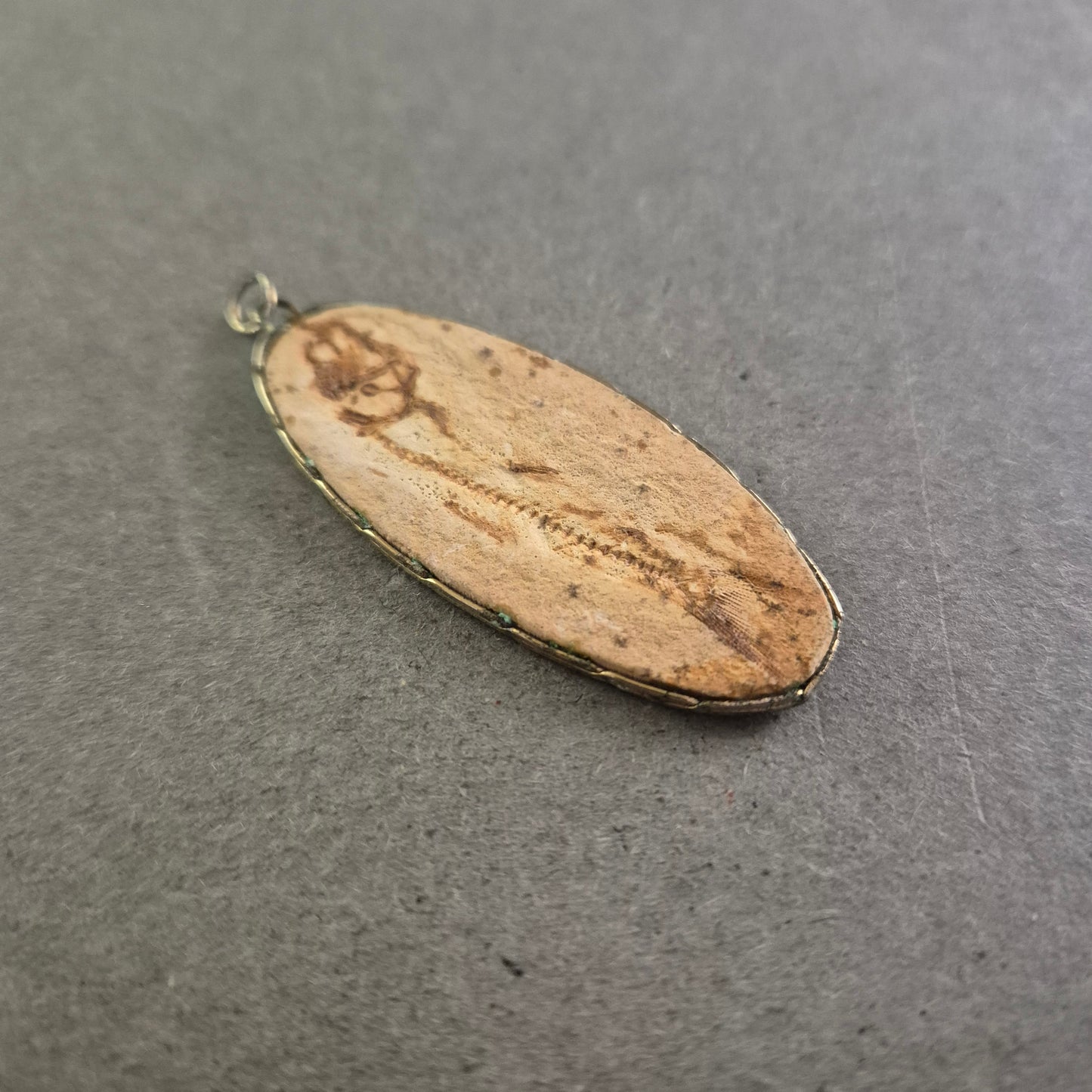 Vintage Fossilien-Anhänger – Oval mit Fischfossil auf Stein