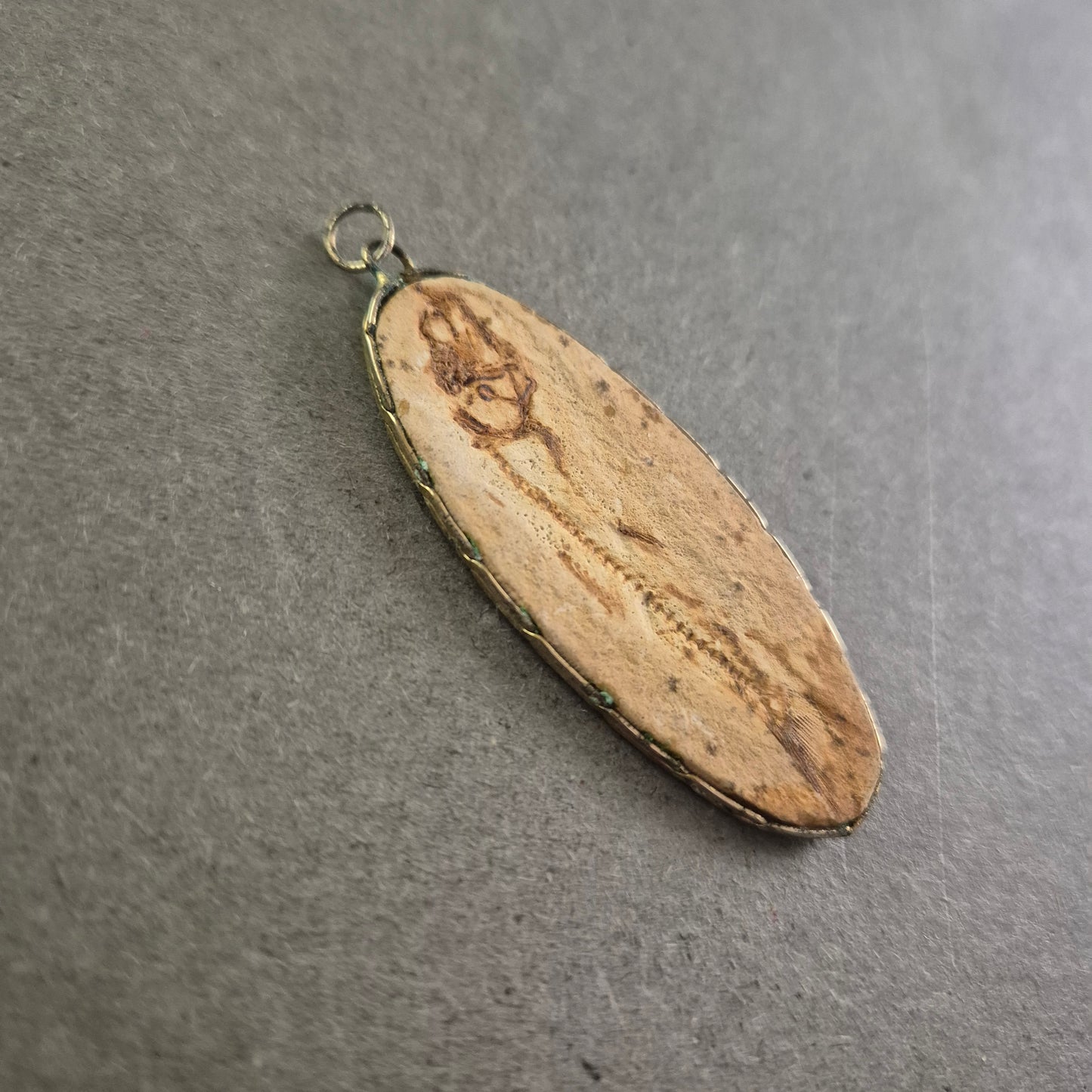 Vintage Fossilien-Anhänger – Oval mit Fischfossil auf Stein