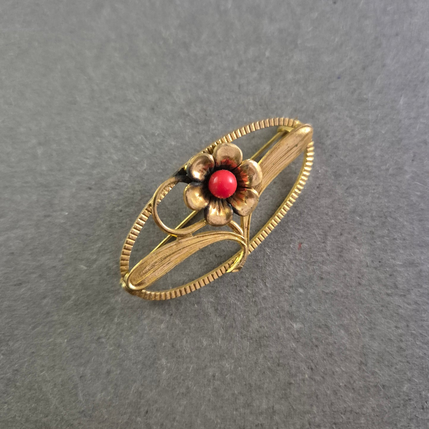 Florale Vintage-Brosche mit roter Mitte – Ovales Design im Retro-Stil