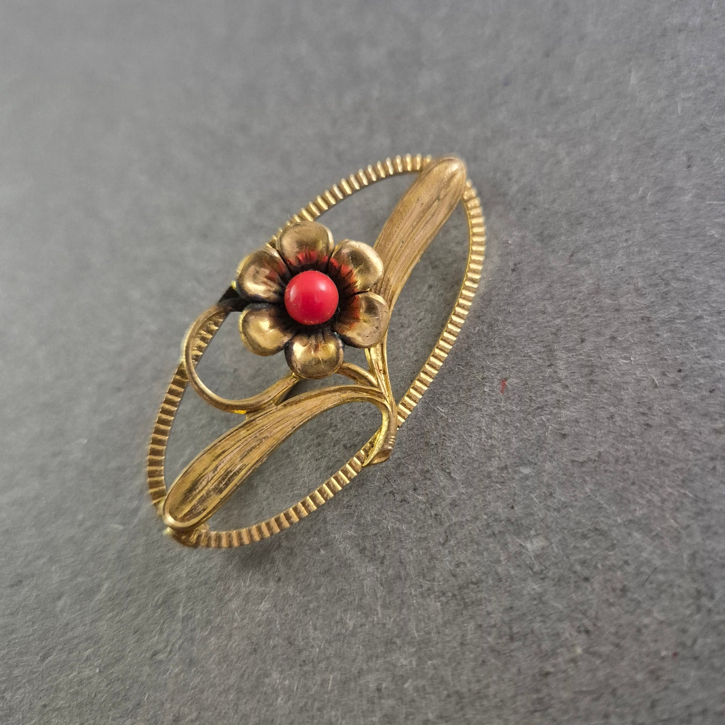 Florale Vintage-Brosche mit roter Mitte – Ovales Design im Retro-Stil